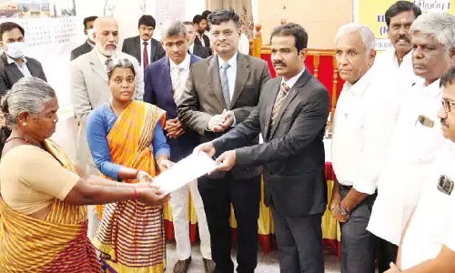 சிறப்பு மக்கள் நீதிமன்றத்தில் 323 வழக்குகளுக்கு தீா்வு