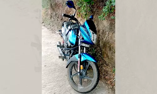 கேட்பாரற்று நிற்கும் மோட்டார் சைக்கிள்