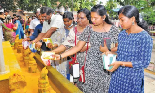 நாகராஜா கோவிலில் கூட்டம் அலைமோதியது