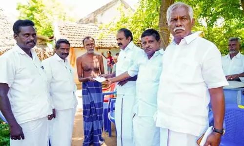 தெப்பகுளத்தில் விழுந்து உயிரிழந்த வாலிபர் குடும்பத்திற்கு நிதி உதவி