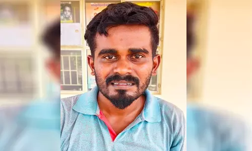 ஏ.டி.எம்.ல் பணம் எடுக்க வருவபவர்களுக்கு உதவுவது போல் நடித்து திருடியவர் கைது