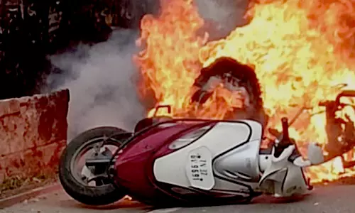 ஸ்கூட்டர் தீப்பற்றி எரிந்தது எப்படி? போலீசார் தீவிர விசாரணை