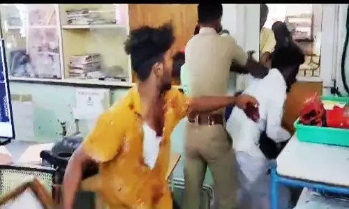 ரெயில் நிலையத்தில் புகுந்து வாலிபரை வெட்டியவர் கைது