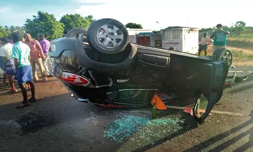 சங்கரன்கோவில் அருகே மோட்டார் சைக்கிள் மீது கார் மோதி வியாபாரி சாவு
