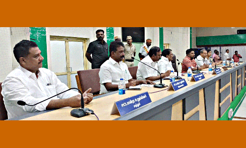 குடிநீர் பற்றாக்குறை இல்லாத மாவட்டமாக மாற்ற வேண்டும்-அமைச்சர்