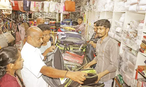 பள்ளிகள் திறப்பையொட்டி கடைகளில்  குவிந்த பெற்றோர், குழந்தைகள்- பேக்குகள், காலணி, சீருடைகள் விற்பனை மும்முரம்