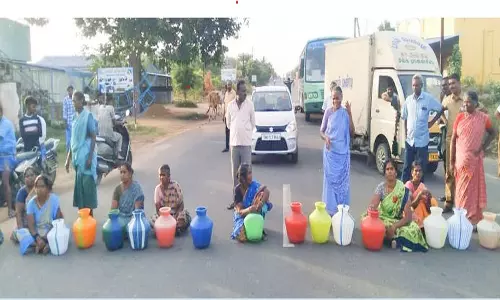 திருவெண்ணைநல்லூர் அருகே குடிநீர் கேட்டு காலி குடங்களுடன்பெண்கள் சாலை மறியல்