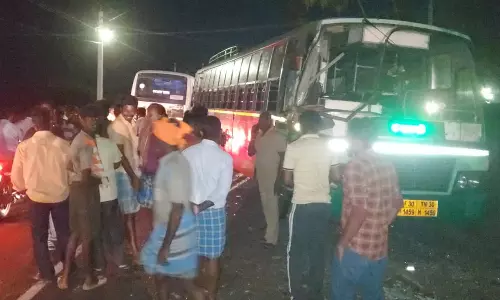 கோபிசெட்டிபாளையம் அருகே அரசு பஸ்-வேன் நேருக்கு நேர் மோதி விபத்து: 10 பேர் காயம்