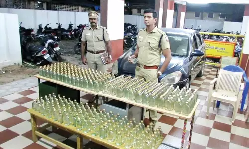 500 கடத்தல் மதுபாட்டில்கள் பறிமுதல்; 2 பேர் கைது