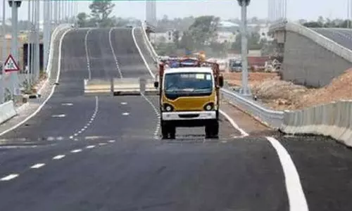 மீஞ்சூர்-தச்சூர் கூட்டுச்சாலையில் கனரக வாகனங்கள் செல்ல தடை- மீறினால் ரூ.1000 அபராதம்