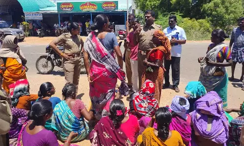 மதுக்கடையை அகற்றக் கோரி பெண்கள் சாலைமறியல் போராட்டம்- திறக்க கோரி ஆண்கள் போட்டி ஆர்ப்பாட்டம்