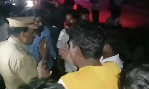 மின்தடையை கண்டித்து நள்ளிரவு வரை கிராம மக்கள் மறியல்- குடிநீர் தட்டுப்பாடும் ஏற்படுவதாக குற்றச்சாட்டு