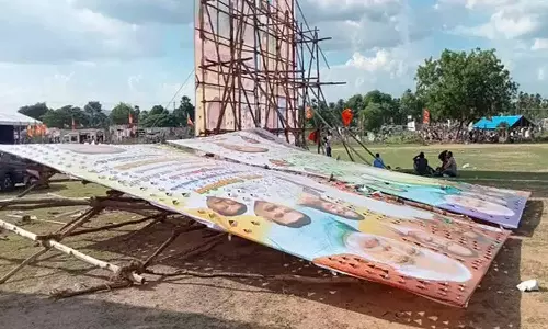 வேலூரில் பரபரப்பு - அமித்ஷா பேசிக்கொண்டிருந்த போது ஒரு பேனர் திடீரென சரிந்தது