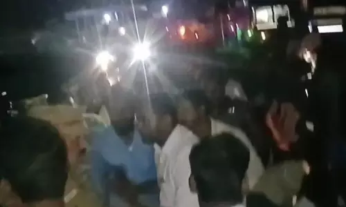 மின் தடையால் குடிநீர் தடுப்பாடு - பொதுமக்கள் சாலைமறியலால் போக்குவரத்து பாதிப்பு