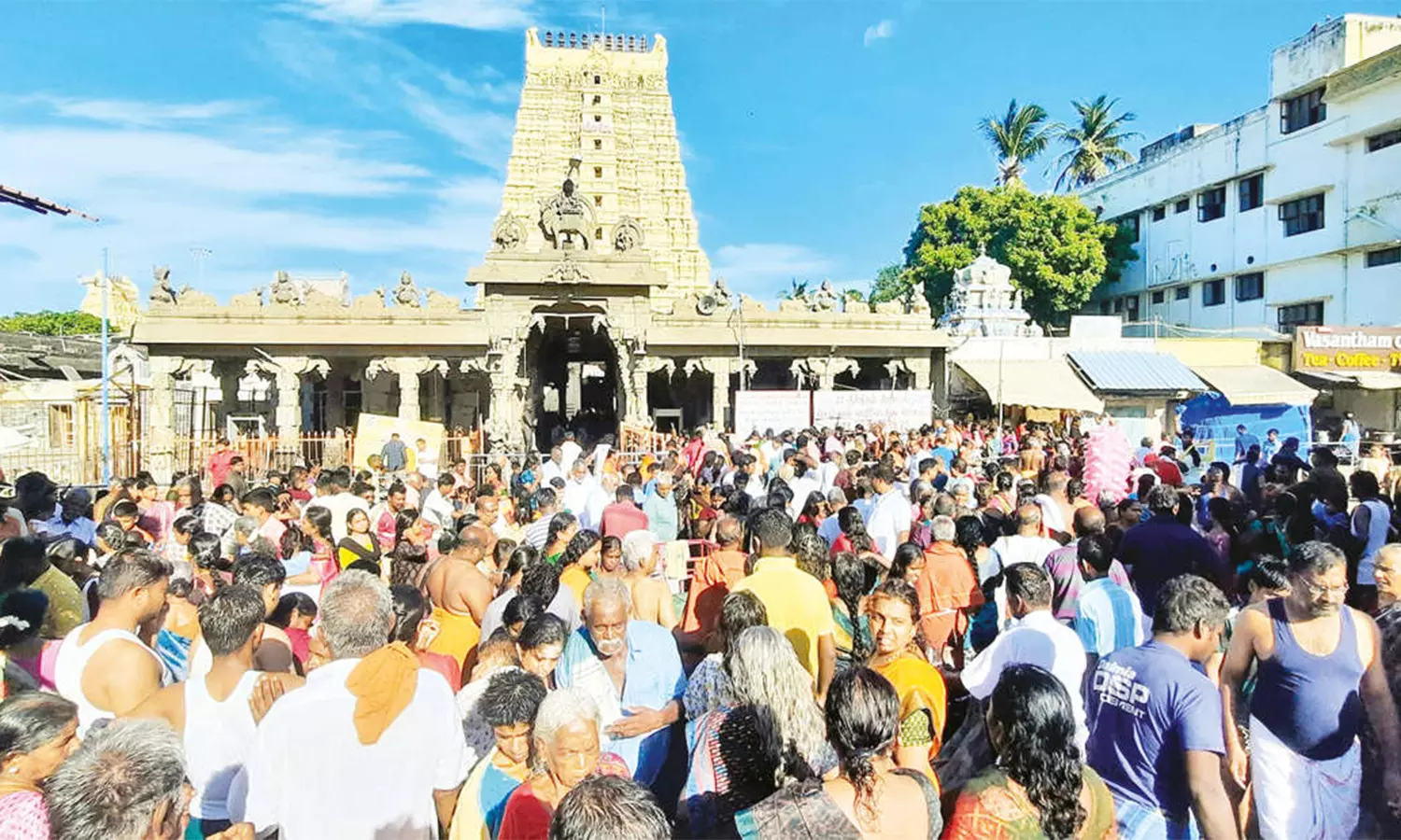 ராமேசுவரம் கோவிலில் குவிந்த பக்தர்கள்:  புனித நீராடி சாமி தரிசனம் செய்தனர்