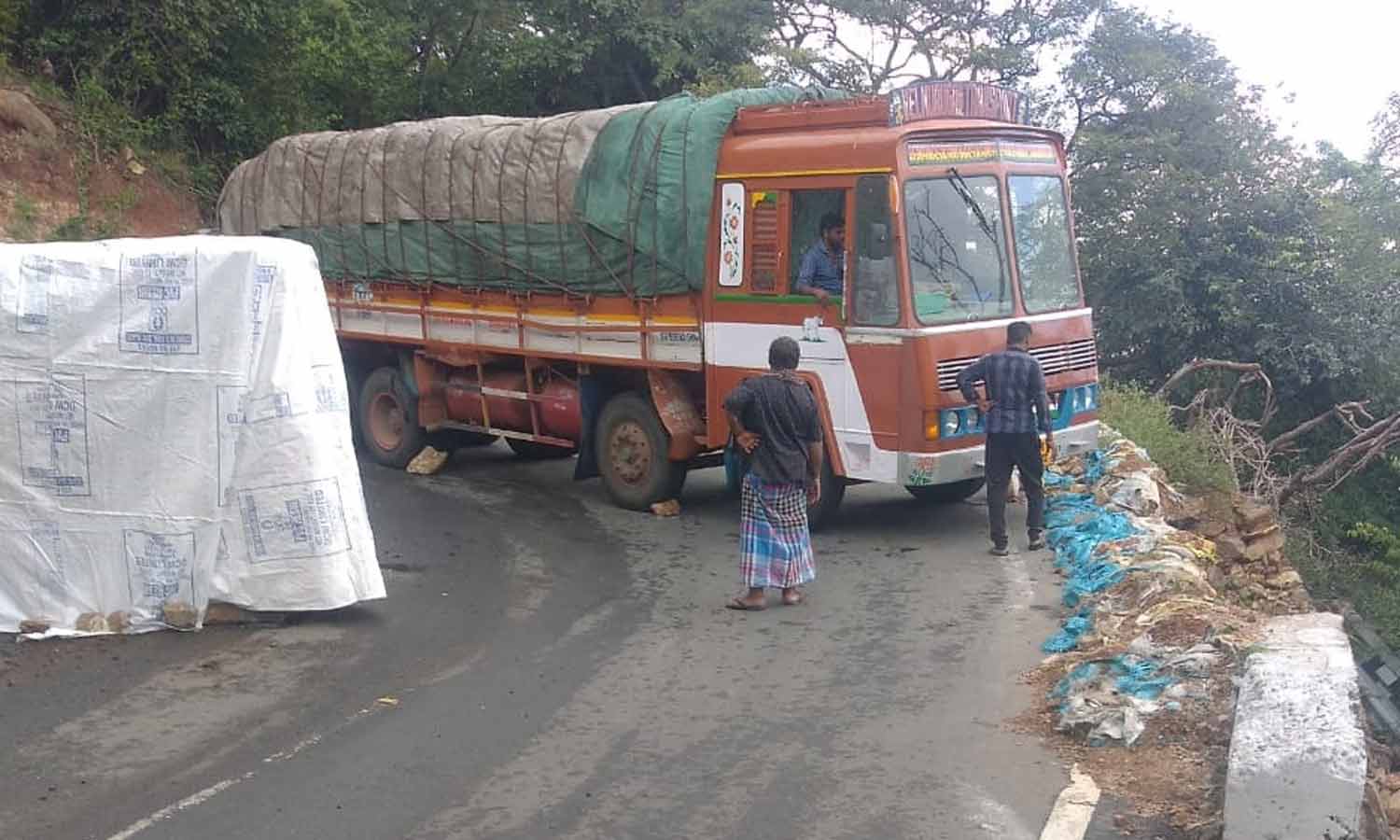 பர்கூர் சாலையில் லாரி கவிழ்ந்து விபத்து: தமிழகம்-கர்நாடகா இடையே 10 மணி நேரம் போக்குவரத்து பாதிப்பு