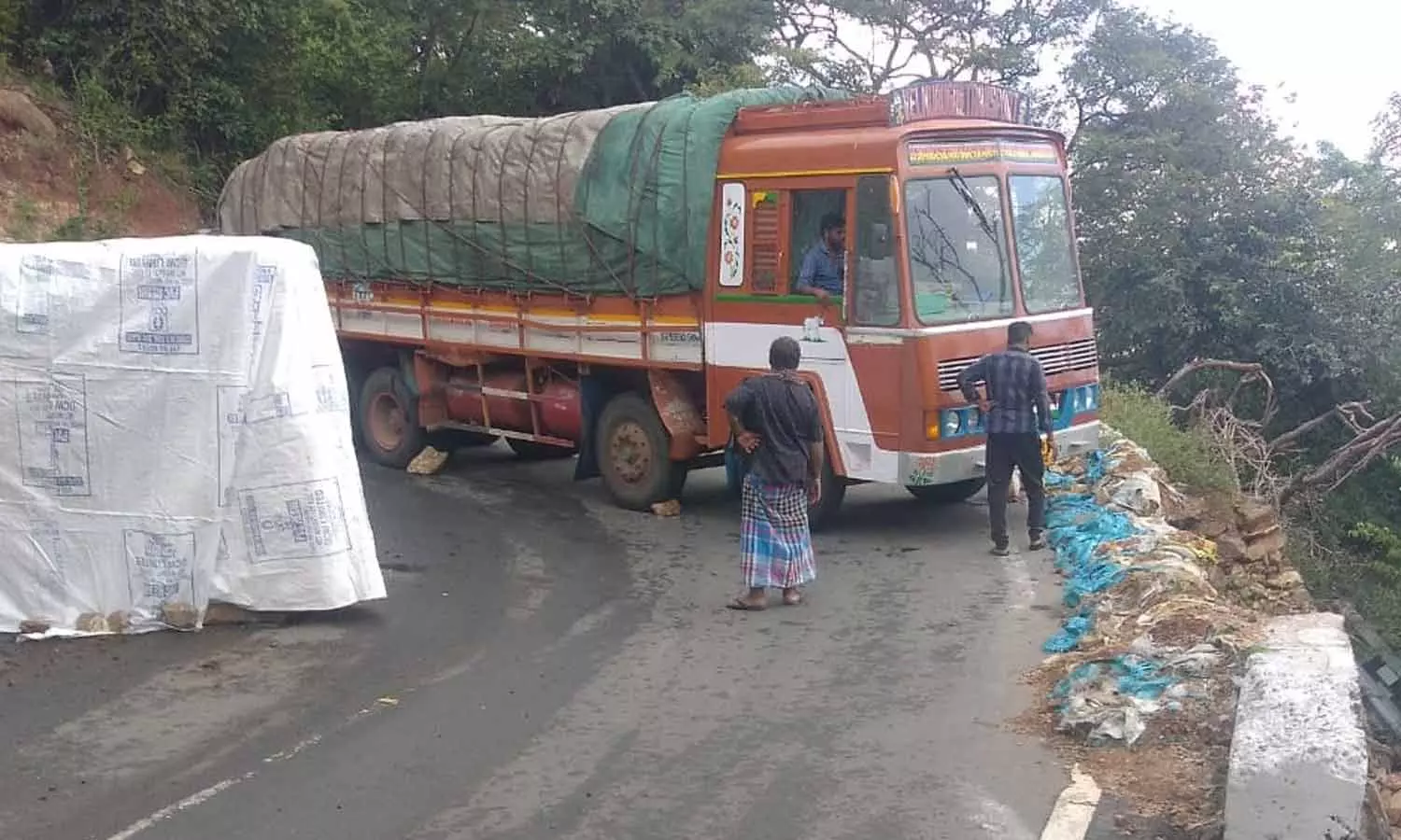 பர்கூர் சாலையில் லாரி கவிழ்ந்து விபத்து: தமிழகம்-கர்நாடகா இடையே 10 மணி நேரம் போக்குவரத்து பாதிப்பு