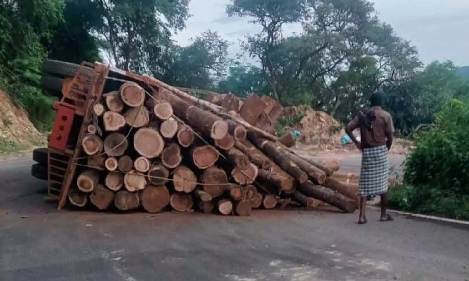 பர்கூர் சாலையில் லாரி கவிழ்ந்து விபத்து: தமிழகம்-கர்நாடகா இடையே 10 மணி நேரம் போக்குவரத்து பாதிப்பு