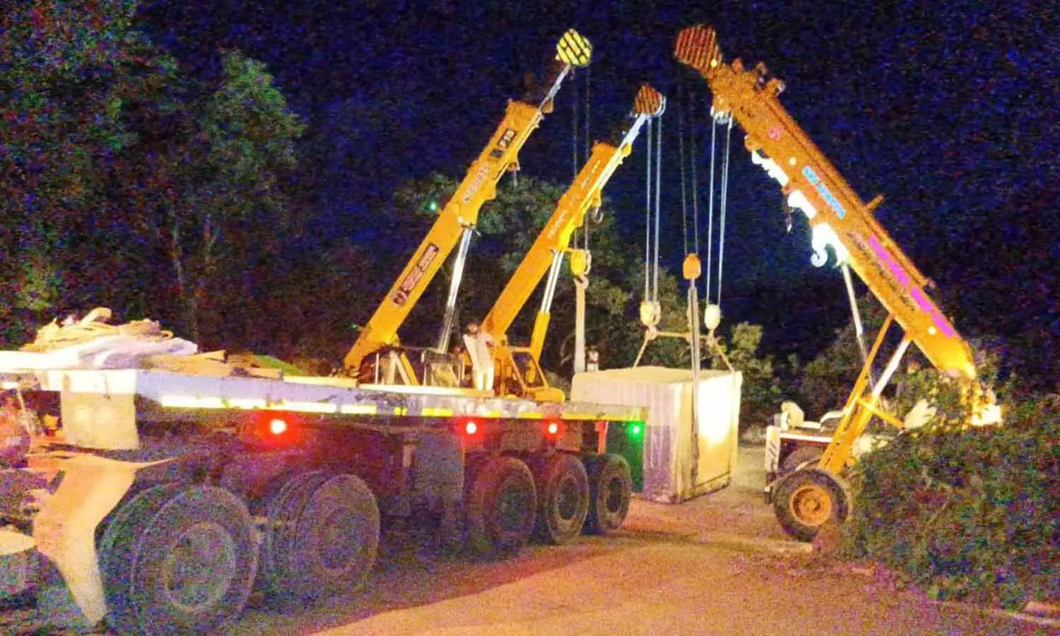 பர்கூர் சாலையில் லாரி கவிழ்ந்து விபத்து: தமிழகம்-கர்நாடகா இடையே 10 மணி நேரம் போக்குவரத்து பாதிப்பு