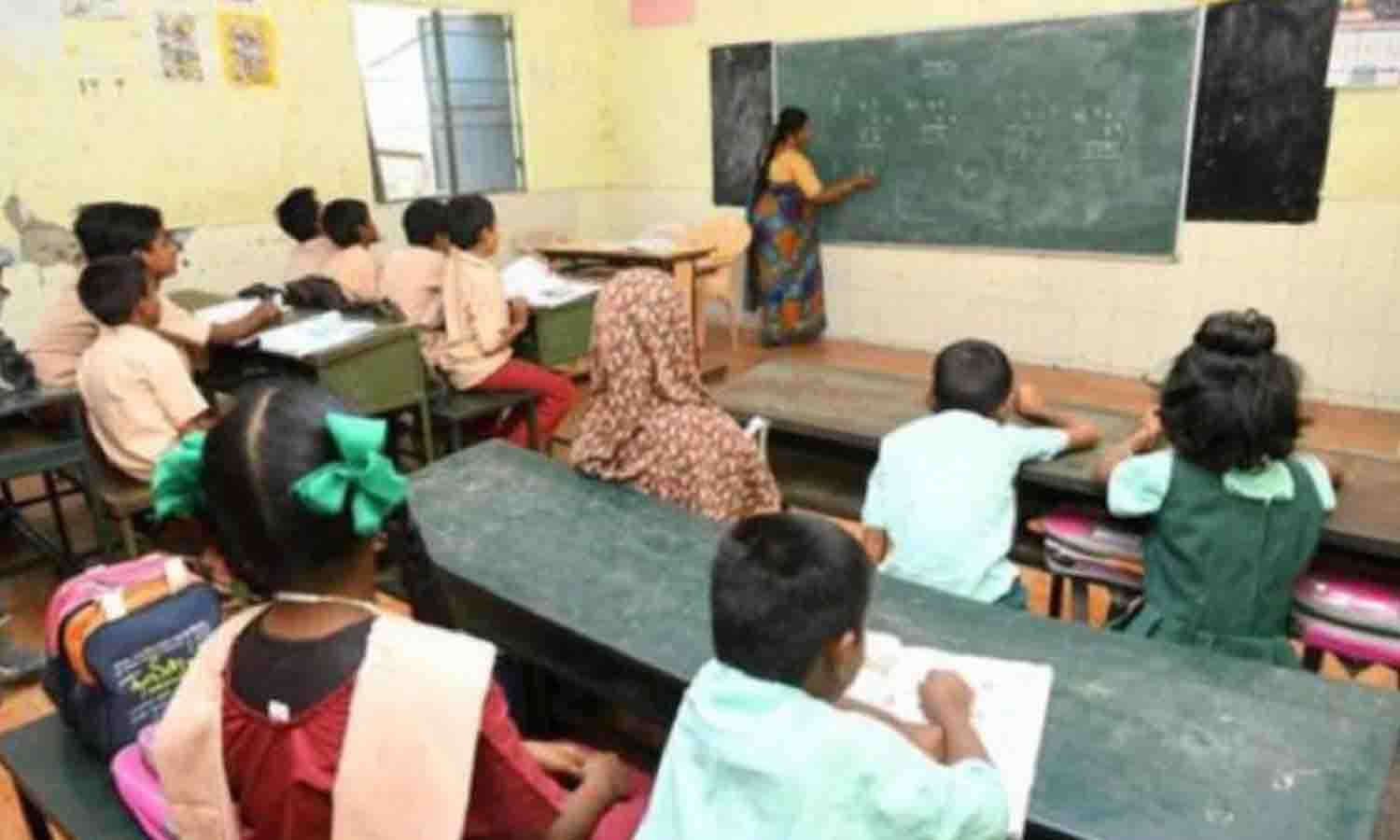 அரசுப் பள்ளிகளில் பணியாற்றி வரும் பகுதி நேர ஆசிரியா்களுக்கு மே மாத ஊதியம் வழங்க வேண்டும்