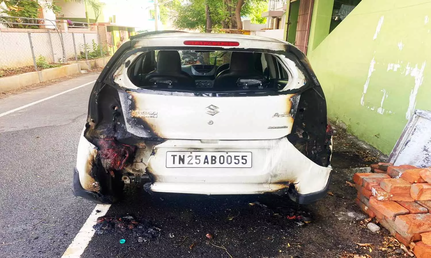 வீட்டில் முன்பு நிறுத்தி வைக்கப்பட்டிருந்த கார் மீது தீ வைத்து எரிப்பு வீட்டில் முன்பு நிறுத்தி வைக்கப்பட்டிருந்த கார் மீது தீ வைத்து எரிப்பு