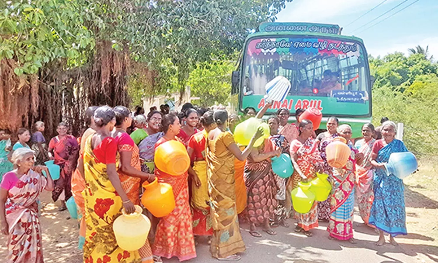 வள்ளியூர் அருகே குடிநீர் கேட்டு பெண்கள் சாலை மறியல் வள்ளியூர் அருகே குடிநீர் கேட்டு பெண்கள் சாலை மறியல்
