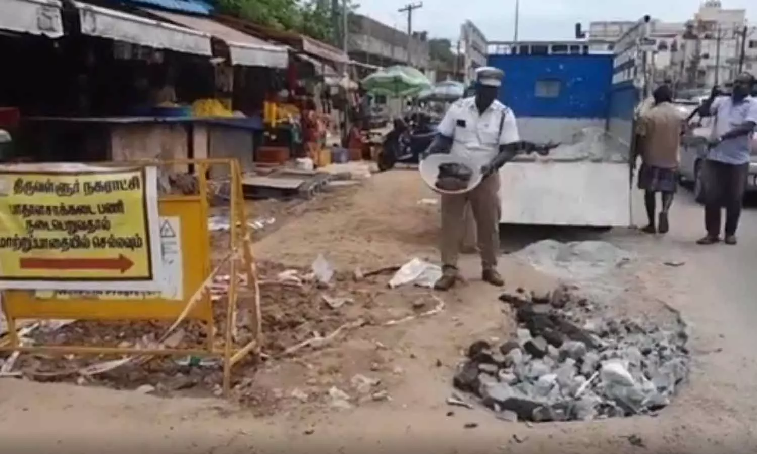 குண்டும் குழியுமான சாலையில் கல்லைபோட்டு சீரமைத்த போக்குவரத்து சப்-இன்ஸ்பெக்டர்- பொதுமக்கள் பாராட்டு