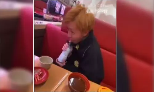 சாஸ் பாட்டிலை சுவைத்தவரிடம் ரூ. 4 கோடி இழப்பீடு கேட்கும் உணவகம்!