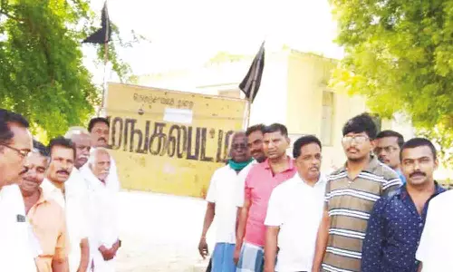 கீழ்பவானி கால்வாய் கான்கிரீட் தளம் அமைக்க எதிர்ப்பு - கருப்பு கொடி கட்டி  விவசாயிகள் போராட்டம்