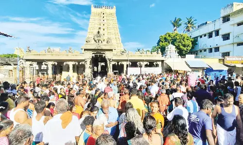 ராமேசுவரம் கோவிலில் குவிந்த பக்தர்கள்:  புனித நீராடி சாமி தரிசனம் செய்தனர்