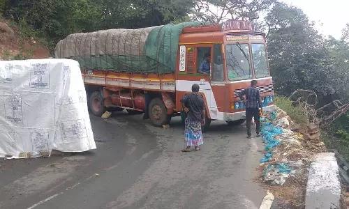 பர்கூர் சாலையில் லாரி கவிழ்ந்து விபத்து: தமிழகம்-கர்நாடகா இடையே 10 மணி நேரம் போக்குவரத்து பாதிப்பு