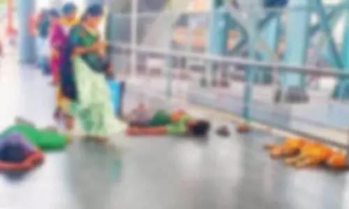 திருப்பூர் மத்திய பஸ் நிலையத்தில் ஆடைகள் களைந்து அலங்கோலமாக படுத்து கிடந்த போதை ஆசாமிகள்