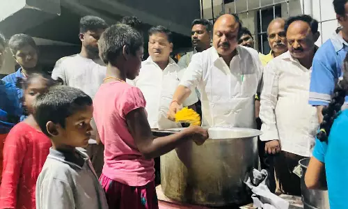 ஆதரவற்ற குழந்தைகளுக்கு உணவு