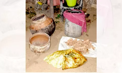 குடிப்பதற்காக வீட்டில் சாராயம் காய்ச்சிய முதியவர்