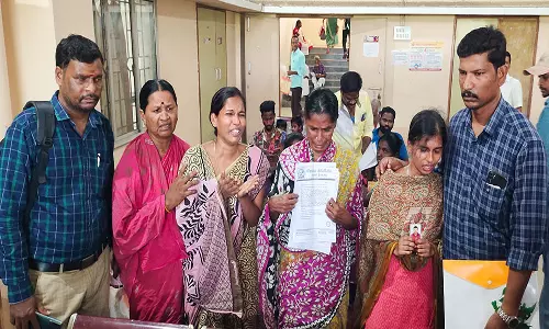 கடலூர் கலெக்டர் அலுவலகத்தில் வெளிநாட்டில் இறந்த கணவர் உடலை மீட்டு தர கோரி மனைவி கலெக்டரிடம் மனு