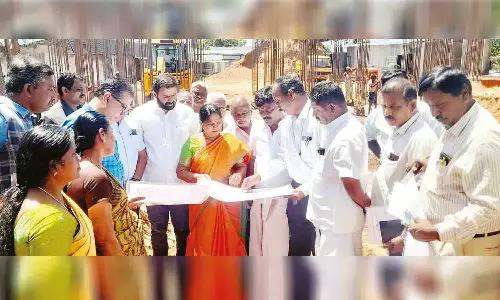 தாராபுரம் அரசு ஆஸ்பத்திரியில் கூடுதல் கட்டிட பணிகளை அமைச்சர் ஆய்வு