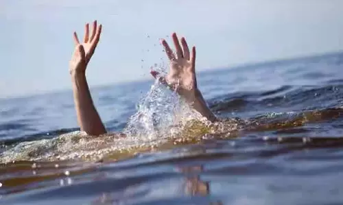 மண்டைக்காட்டில் பெண்கள் உள்பட 5 பேர் கடல் அலையில் சிக்கினர்- மீனவர்கள் போராடி மீட்டனர்
