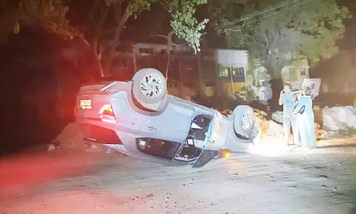 பாணாவரத்தில் கார் தலைகீழாக கவிழ்ந்து விபத்து