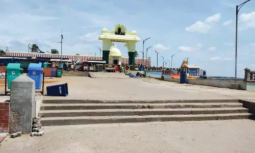 சுற்றுலா பயணிகள் வருகை குறைந்ததால் வெறிச்சோடிய கன்னியாகுமரி கடற்கரை