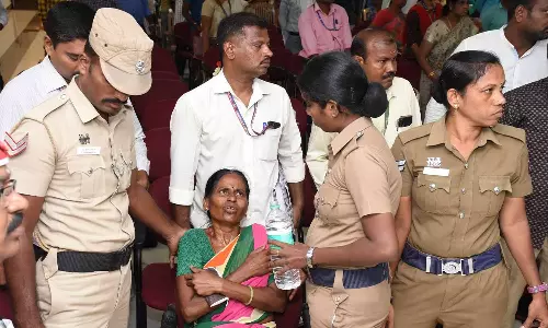 வேலூர் கலெக்டர் அலுவலகத்தில் மயங்கி விழுந்த பெண்