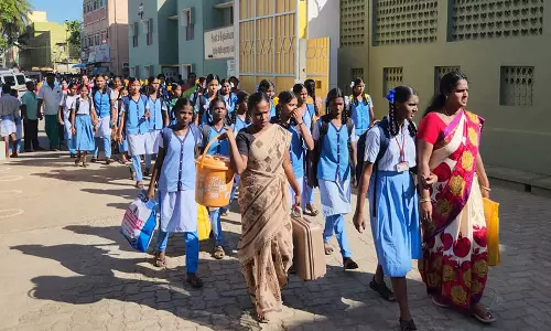 கடலூர் மாவட்டத்தில் பள்ளிகள் திறப்பு மாணவர்களை ரோஜா பூ -பன்னீர் தெளித்து வரவேற்ற ஆசிரியர்கள்