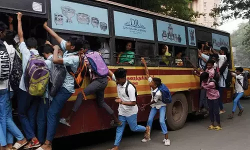 மாணவர்கள் பஸ் படிக்கட்டுகளில் தொங்கும் பயணத்தை தவிர்க்க வேண்டும்- ஆவடி போலீஸ் கமிஷனர் எச்சரிக்கை