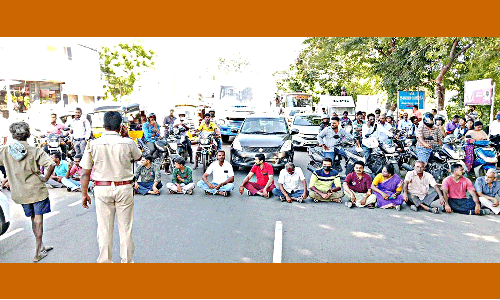 அடிப்படை வசதிகள் கேட்டு பொதுமக்கள் திடீர் சாலை மறியல்