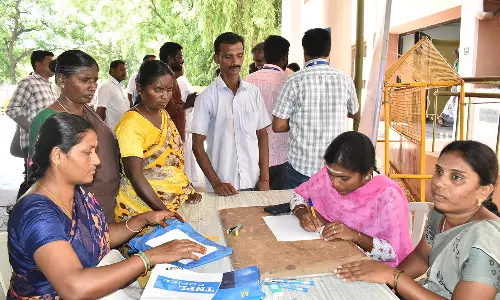 பொதுமக்களுக்கு இலவசமாக மனுக்கள் எழுதி தரும் தன்னார்வலர்கள்
