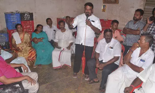 கருத்துகேட்பு கூட்டம் நடத்திய காய்கறி வியாபாரிகள்