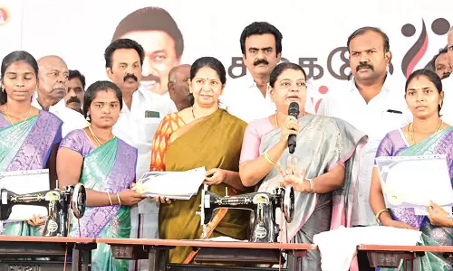 தூத்துக்குடியில் 100 பேருக்கு தையல் எந்திரம் - கனிமொழி எம்.பி. வழங்கினார்