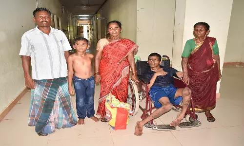 கடலூர் கலெக்டர் அலுவலகத்தில் மாற்றுத்திறனாளி மண்எண்ணை ஊற்றி தீக்குளிக்க முயற்சி