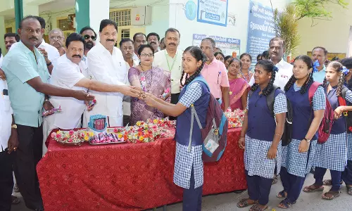 கிருஷ்ணகிரி அரசு பள்ளியில்  மாணவிகளுக்கு பூங்கொத்து கொடுத்து வரவேற்பு