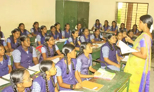 கோடை விடுமுறைக்குப்பின் இன்று திறப்பு - பள்ளிக்கு ஆர்வமுடன் சென்ற மாணவ-மாணவிகள்