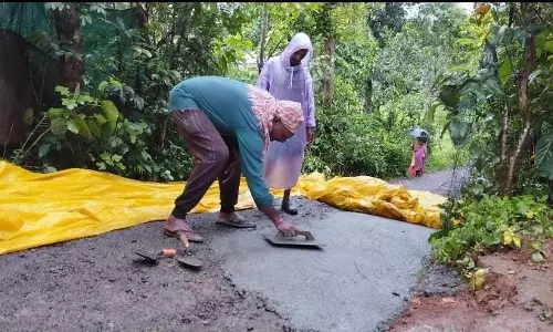 ஊட்டி அருகே சொந்த செலவில் சாலை அமைத்த கிராம மக்கள்
